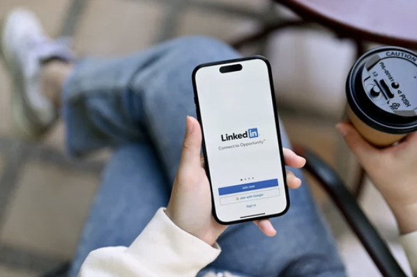 Crafting a LinkedIn Profile That Gets You Noticed in 2025